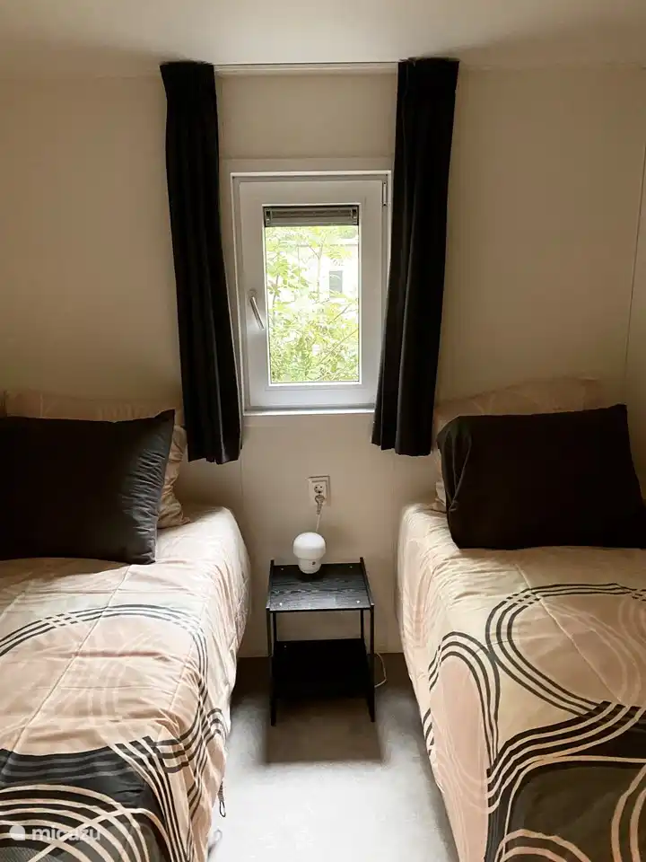 Das zweite Schlafzimmer verfügt über zwei getrennte Betten und zwei Wandschränke für Wäsche