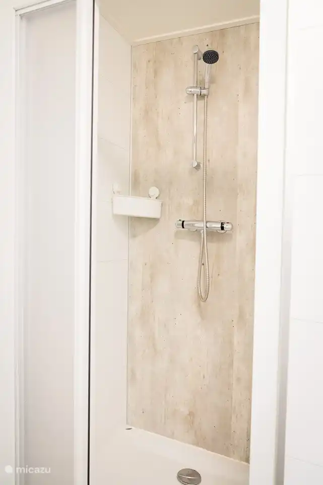 Die Dusche verfügt über einen Thermostathahn