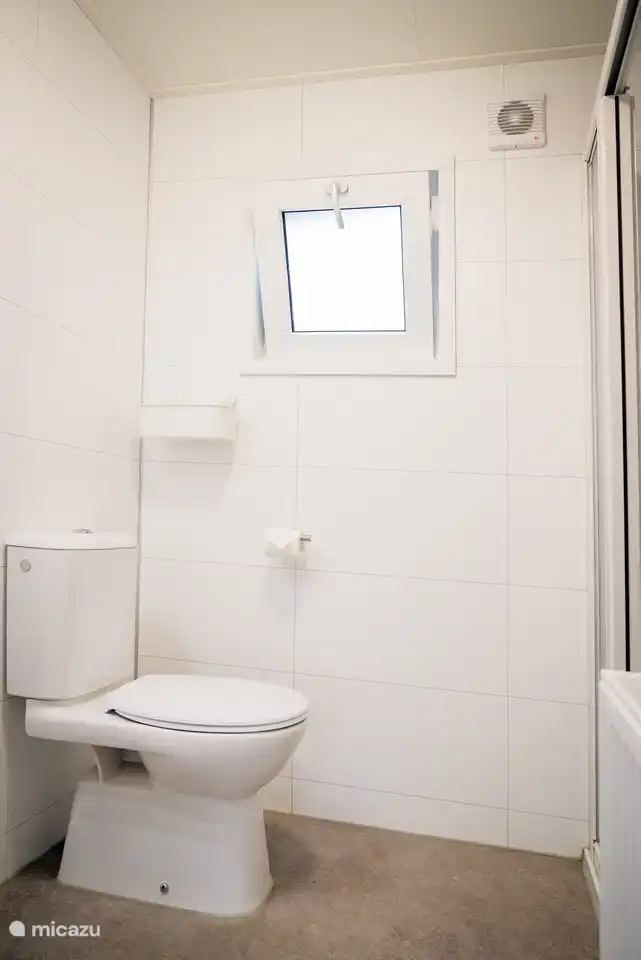 Die Toilette befindet sich im Badezimmer