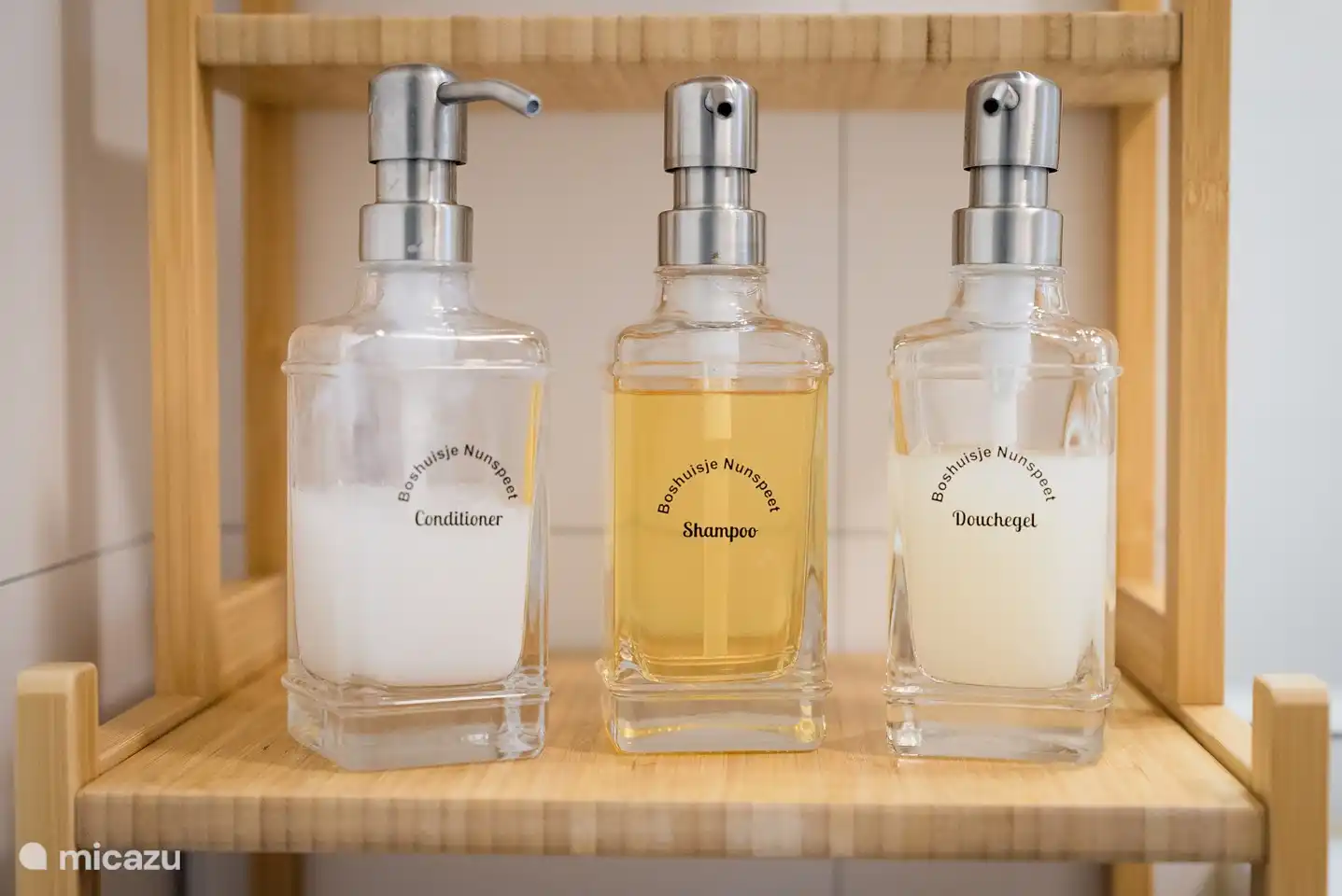 Duschgel, Shampoo und Spülung sind vorhanden