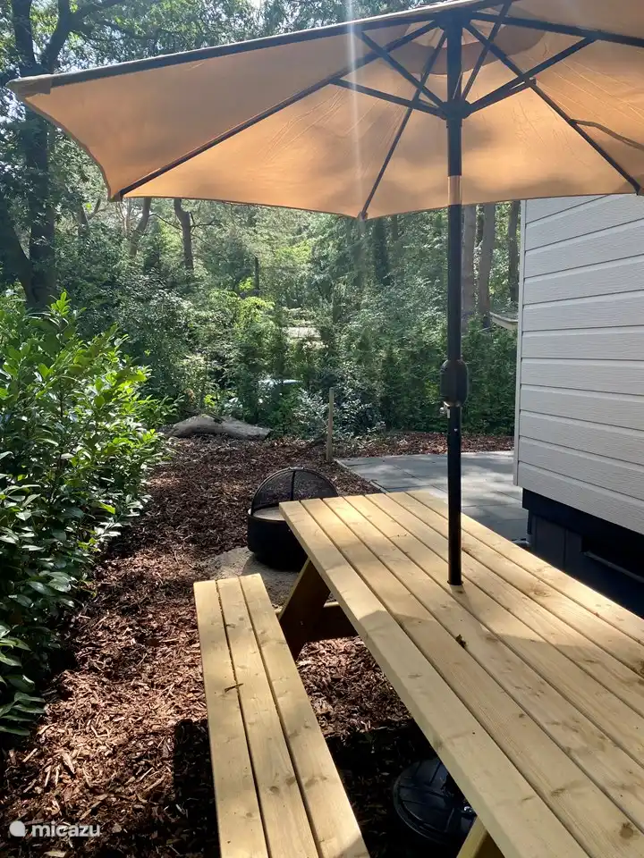 Schöner, geräumiger Picknicktisch an einem geschützten Platz im Garten mit verschiedenen Terrassen