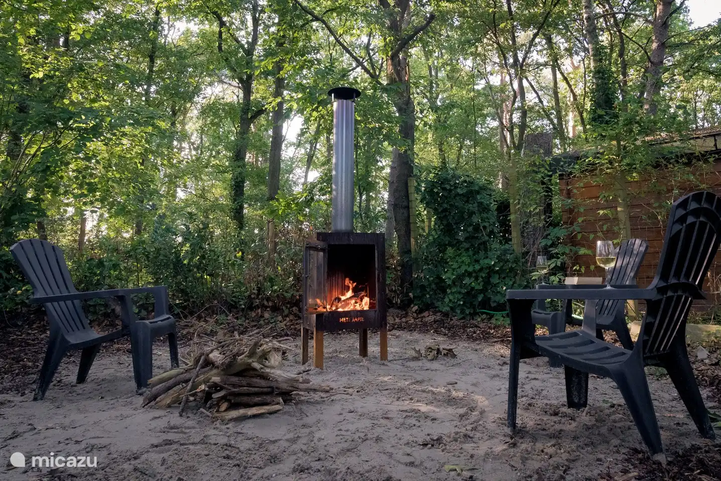 Genießen Sie einen Drink am Feuer