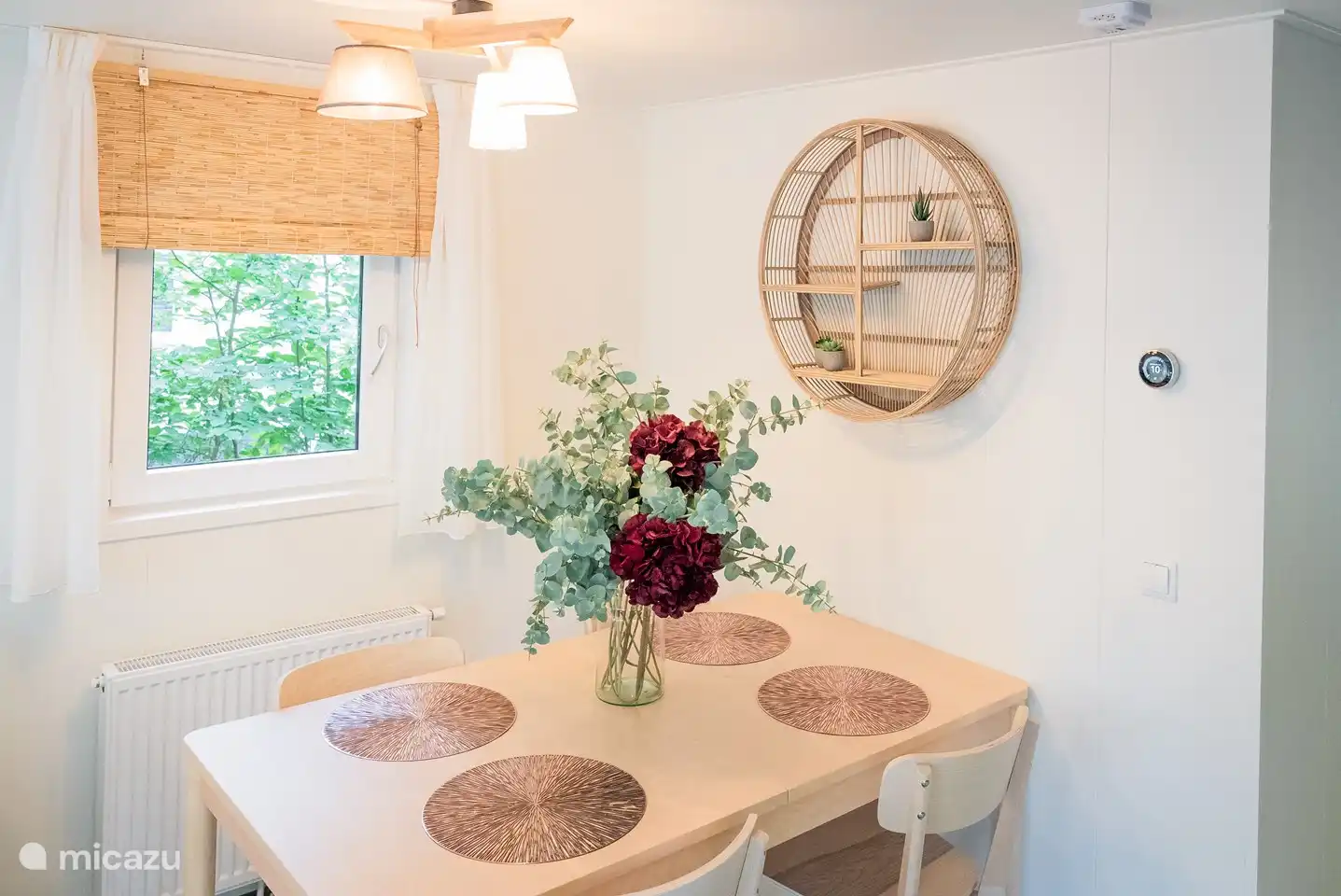 Der Esstisch bietet Platz für 4 Personen