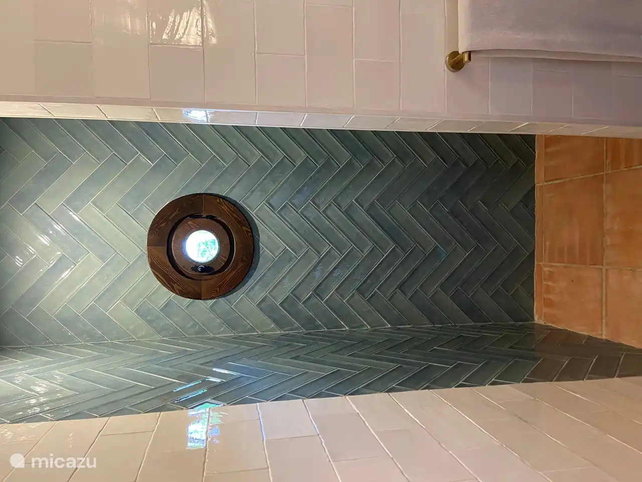 Hermosos azulejos en la ducha.