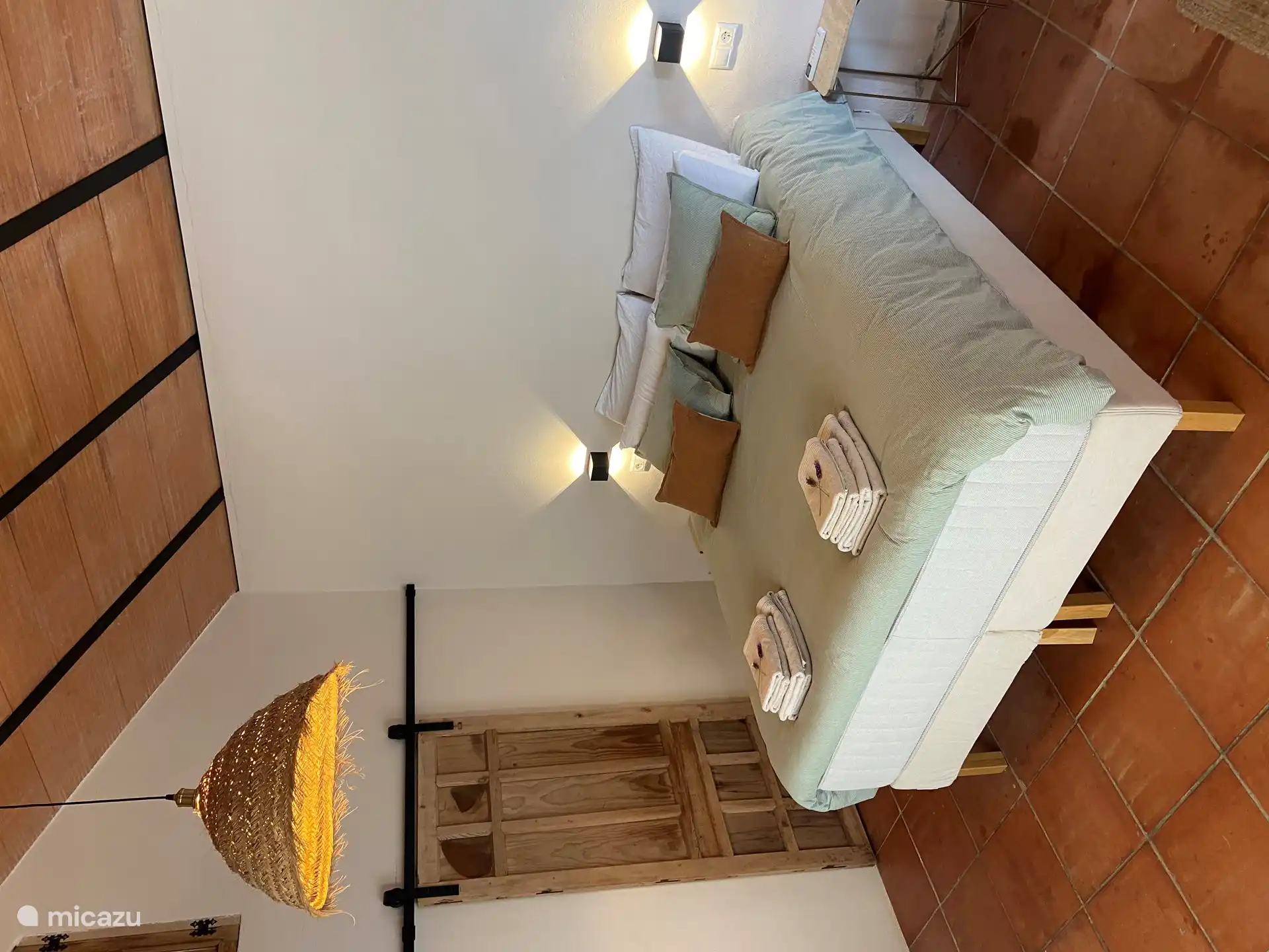 Cama doble muy cómoda (160cm) con la auténtica puerta corredera al baño. 