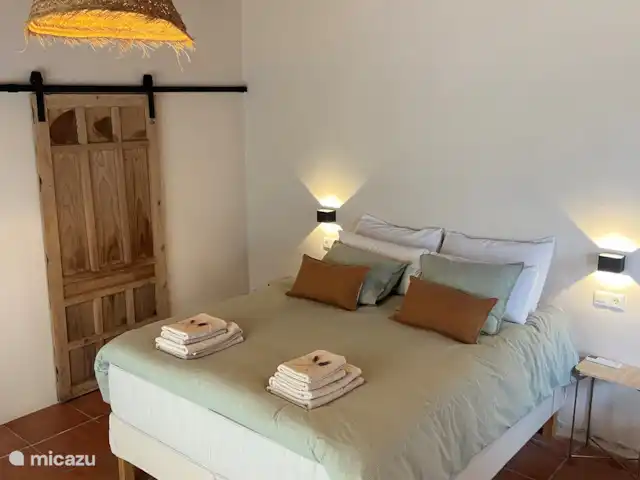 Location de Vacances Espagne, Andalousie, Monda, gîte / cottage - Casita confortable pour les amoureux de la nature Lit double très confortable (160cm) avec l’authentique porte coulissante de la salle de bain.