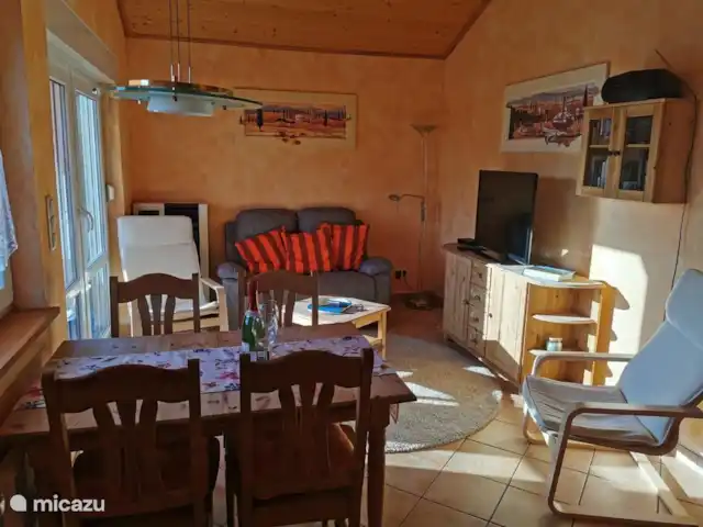 Maison Soleil | Allemagne, Eifel, Daun - maison de vacances Haus Sonne - vue depuis la cuisine sur la salle à manger et le salon