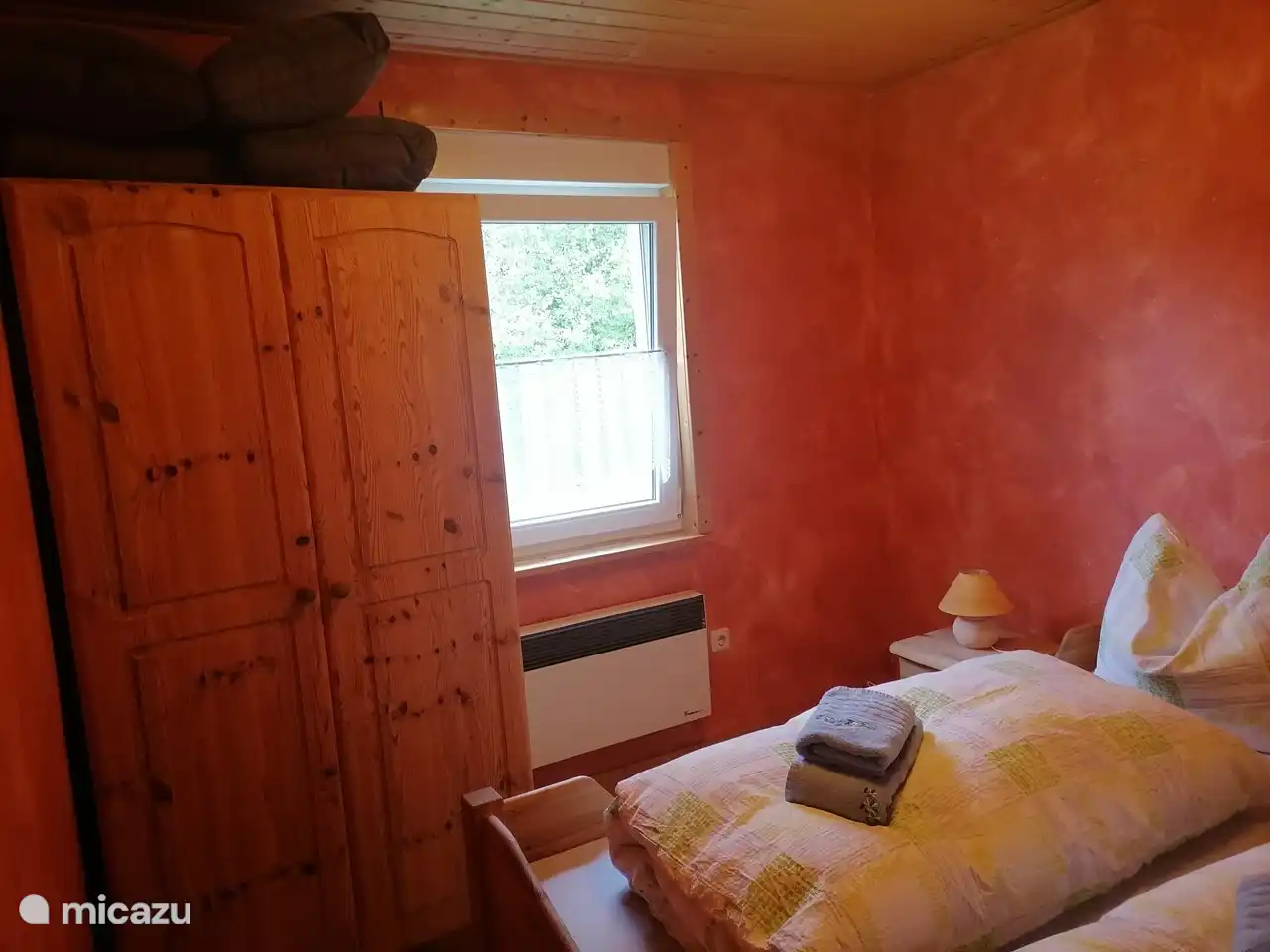 Haus Sonne - Schlafzimmer mit Doppelbett und Kleiderschrank