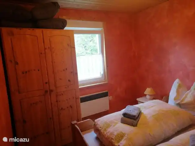 Maison Soleil | Allemagne, Eifel, Daun - maison de vacances Haus Sonne - chambre avec lit double et armoire