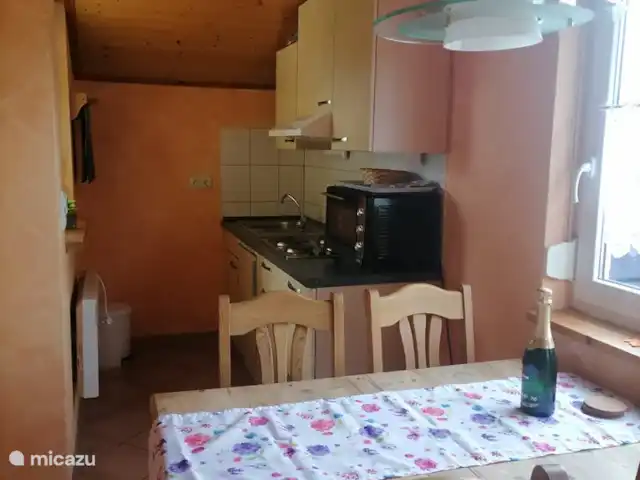 Maison Soleil | Allemagne, Eifel, Daun - maison de vacances Haus Sonne - salle à manger avec cuisine en arrière-plan