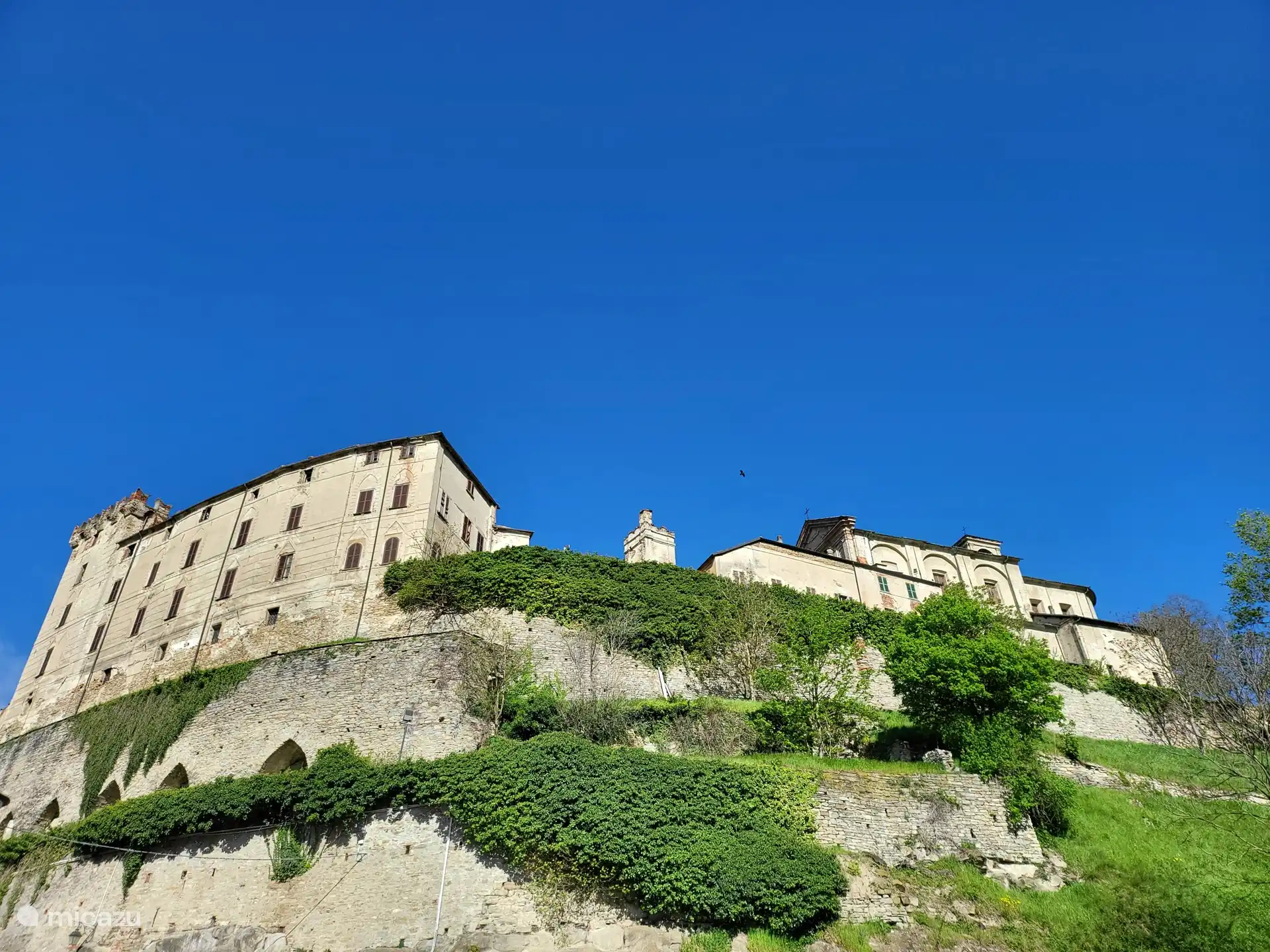 Het beroemde kasteel (wat onze buren zijn) en de nabijgelegen kerk.