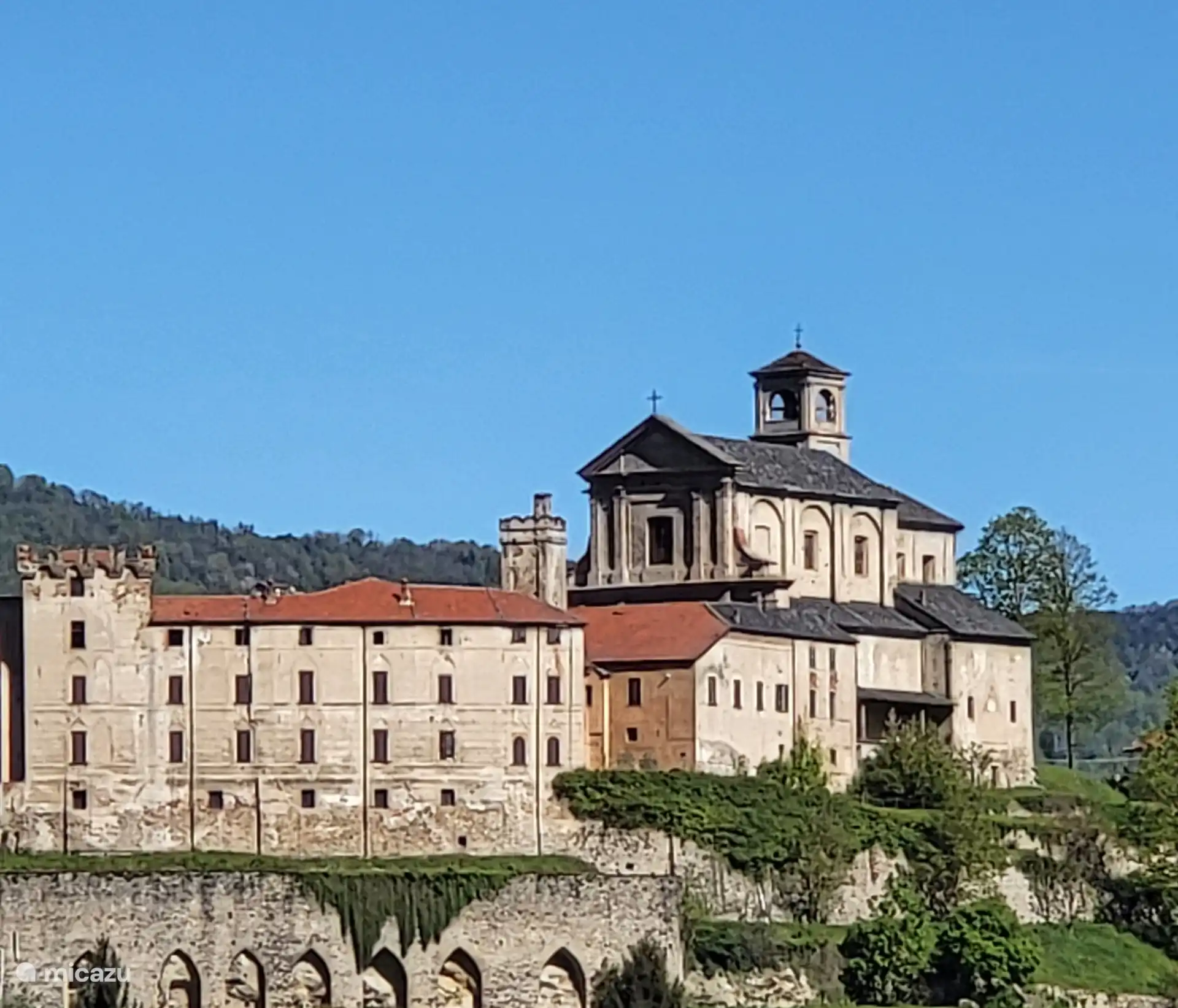 Kasteel en kerk vanaf een afstand. Aan de andere kant is het appartement gelegen.