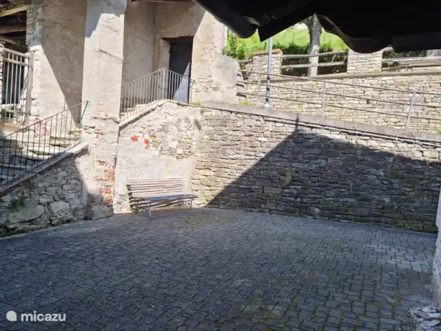 canónica en Italia, Piamonte, Monesiglio - apartamento Una de las zonas de descanso para disfrutar del sol de la mañana. En los meses de verano este lugar es un poco más fresco debido a la sombra duradera. Aquí también hay suficiente espacio para aparcar un coche.
