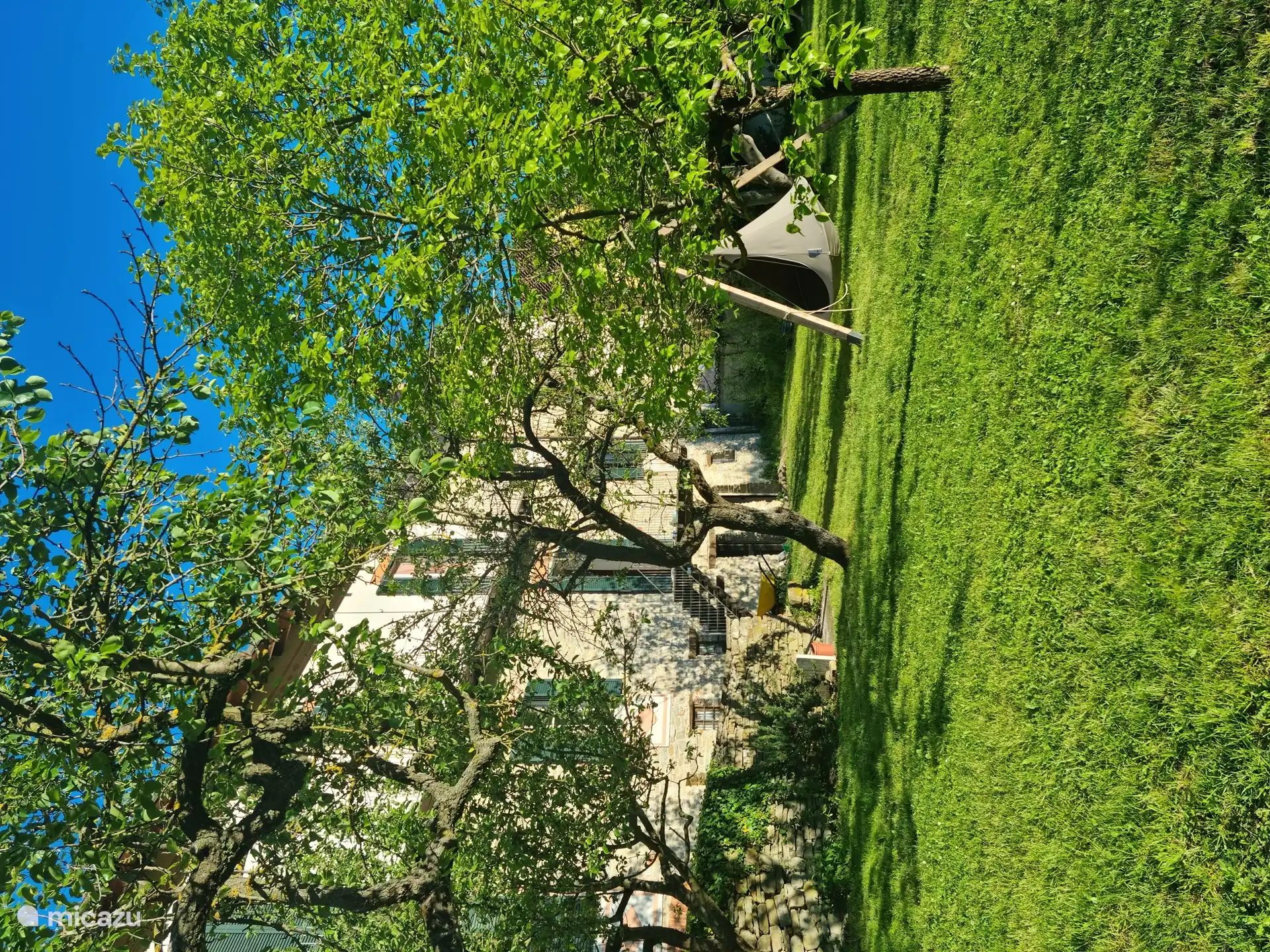 Der großzügige Garten mit Blick auf die untergehende Sonne.