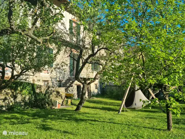 canónica en Italia, Piamonte, Monesiglio - apartamento El amplio jardín con vistas a la puesta de sol.