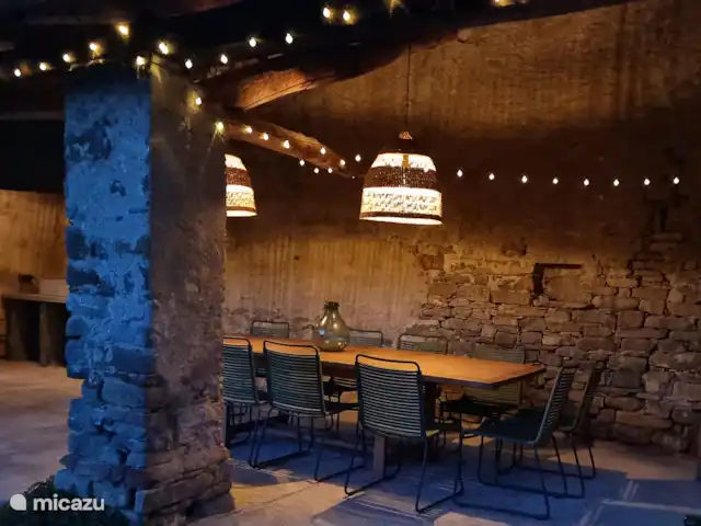canónica en Italia, Piamonte, Monesiglio - apartamento La amplia cocina exterior situada en el punto más alto. Aquí cae la última luz del atardecer. Por supuesto con horno de leña para pizza, agua y luz.