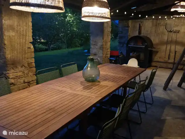 canónica en Italia, Piamonte, Monesiglio - apartamento La amplia cocina exterior situada en el punto más alto. Aquí cae la última luz del atardecer. Por supuesto con horno de leña para pizza, agua y luz.