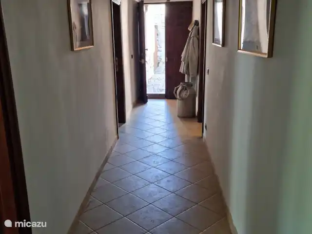 canónica en Italia, Piamonte, Monesiglio - apartamento Hall central con entrada.