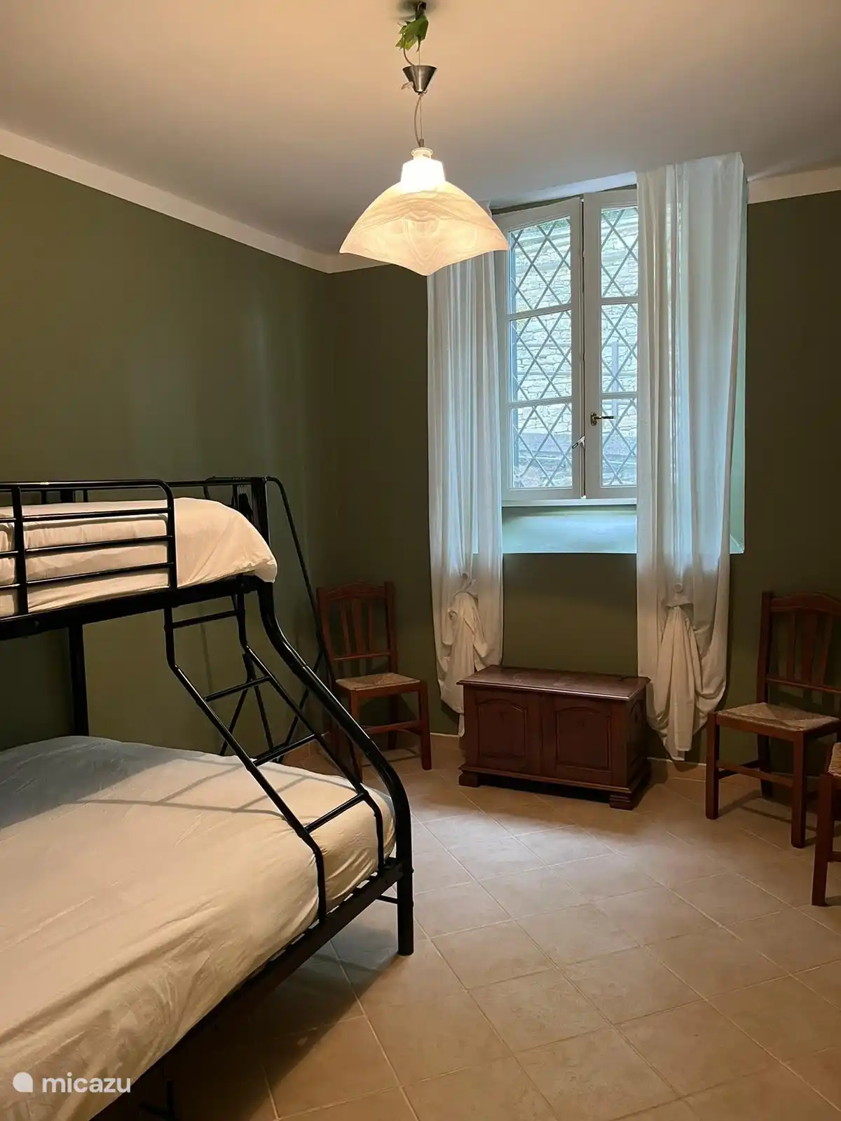 Schlafzimmer mit Hochbett. Unten ein Doppelbett, oben eine Einzelperson. Einbauschrank, liegt auf der Straßenseite und bietet daher in den Sommermonaten viel Schatten (daher kühl).