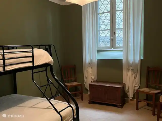 canónica en Italia, Piamonte, Monesiglio - apartamento Dormitorio con cama alta. Debajo de una cama doble, encima de una persona individual. Armario empotrado, situado al frente y por tanto tiene mucha sombra (por tanto fresco) en los meses de verano.