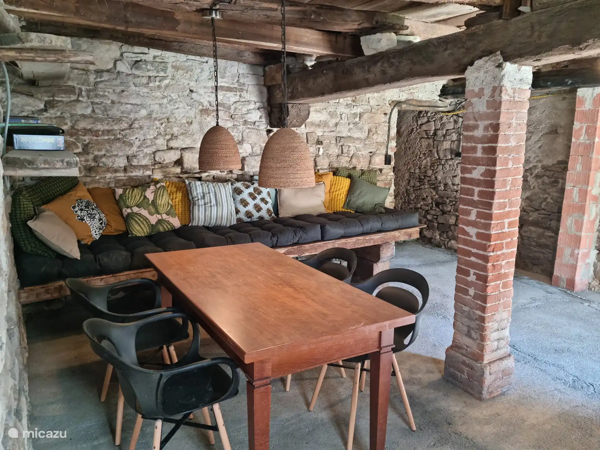 Aufenthaltsraum im Keller - direkt vom Garten und vom Haus aus erreichbar. Tisch für verschiedene (verfügbare) Spiele und ein Tagesbett zum Abkühlen in den heißesten Momenten des Tages.