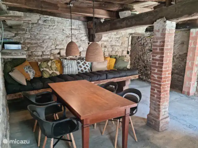 canónica en Italia, Piamonte, Monesiglio - apartamento Sala de recreo en el sótano, con acceso directo desde el jardín y desde la casa. Mesa para varios juegos (disponibles) y diván para refrescarse en los momentos más calurosos del día.