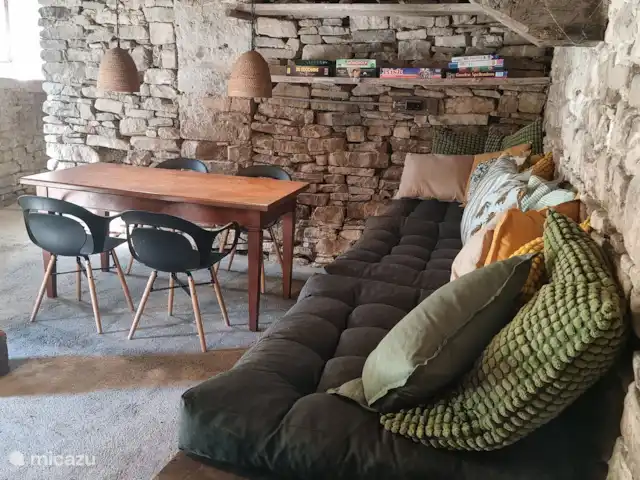 canónica en Italia, Piamonte, Monesiglio - apartamento Sala de recreo en el sótano, con acceso directo desde el jardín y desde la casa. Mesa para varios juegos (disponibles) y diván para refrescarse en los momentos más calurosos del día.