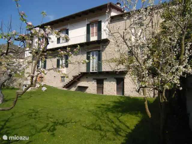 canónica en Italia, Piamonte, Monesiglio - apartamento Comienza la primavera y los árboles frutales florecen maravillosamente.