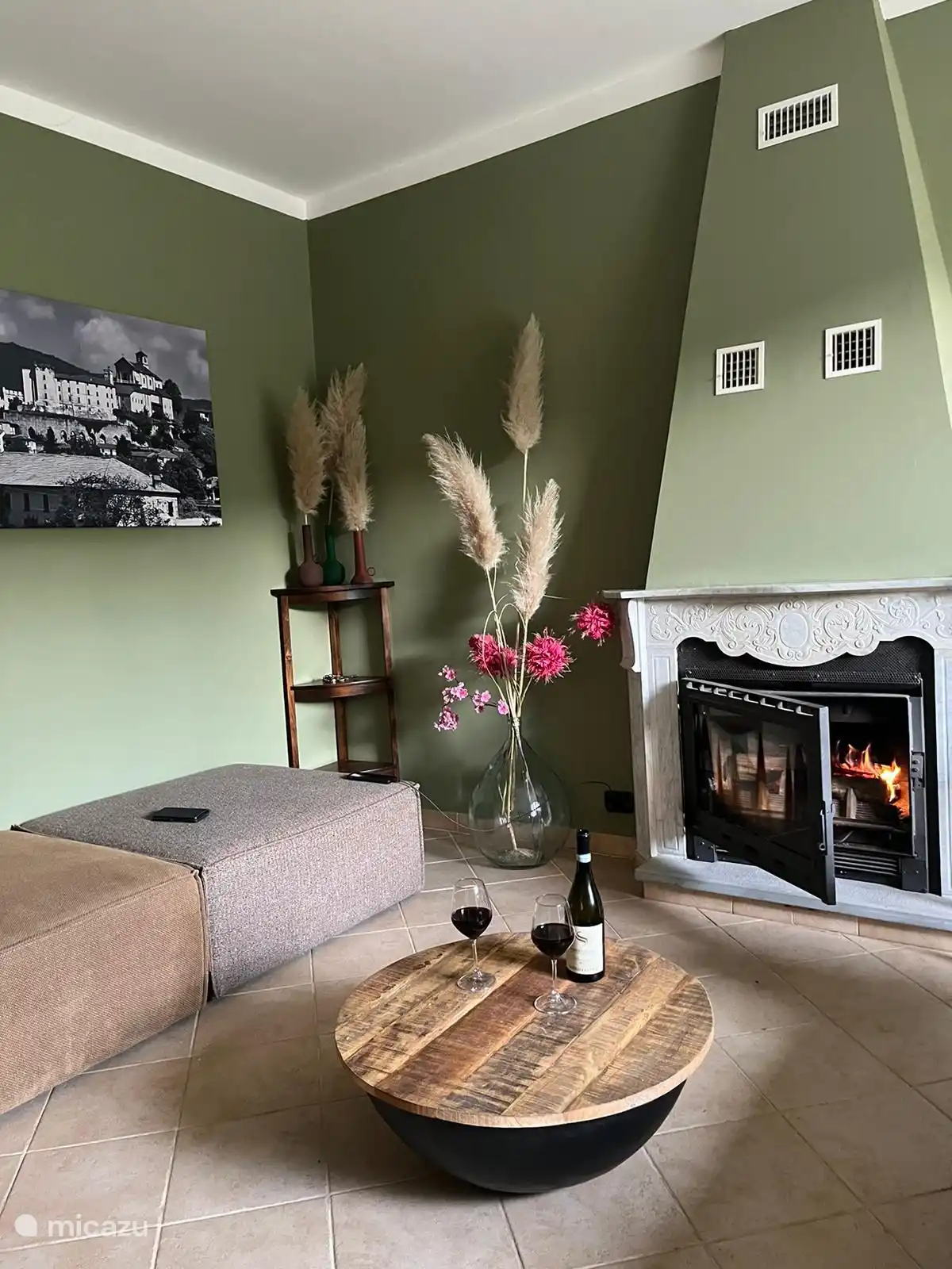 Ein geräumiges Wohnzimmer mit einem (funktionalen) Kamin für gemütliche Momente.