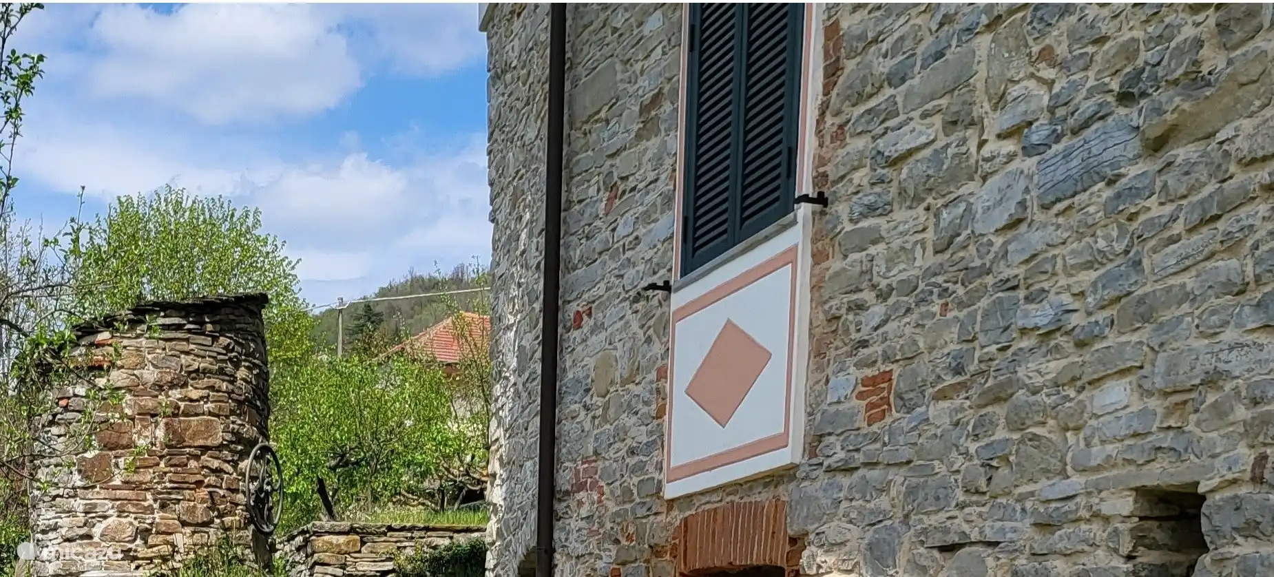 Die Landschaft ist recht hügelig, der Garten liegt eher im Untergeschoss als im Erdgeschoss.