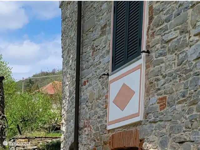canónica en Italia, Piamonte, Monesiglio - apartamento El paisaje es bastante montañoso, el jardín está situado en el sótano y no en la planta baja.