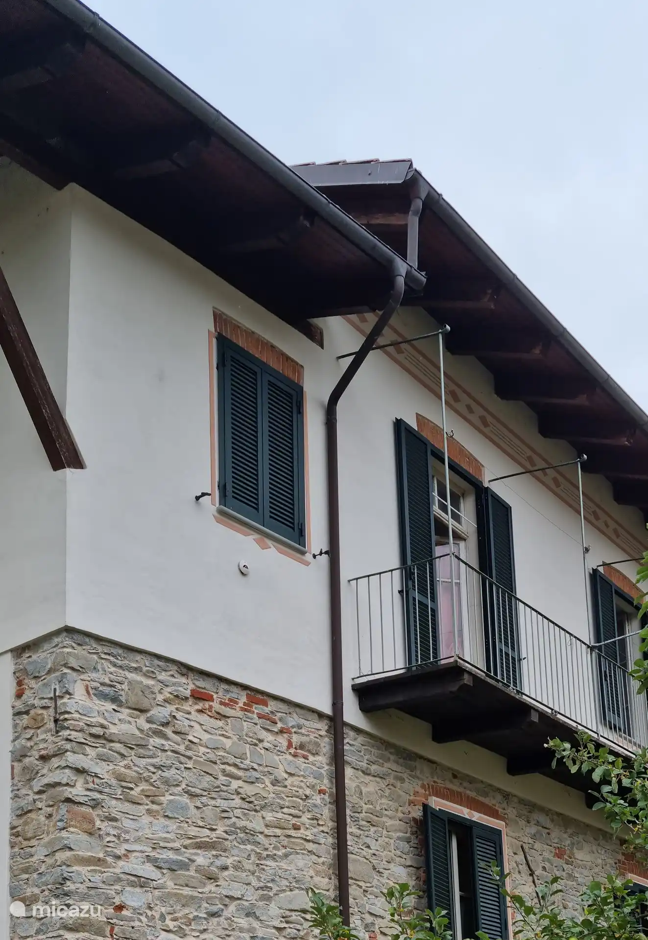 Der authentische Stil des Piemont. Teilweise verputzt, teilweise Originalwand. Kombiniert mit funktionellen Rollläden ergibt sich ein sehr typisches Bild.