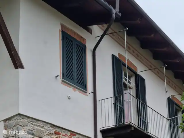 canónica en Italia, Piamonte, Monesiglio - apartamento El auténtico estilo del Piamonte. En parte enlucida y en parte la pared original. Combinado con contraventanas funcionales se obtiene una imagen muy típica.