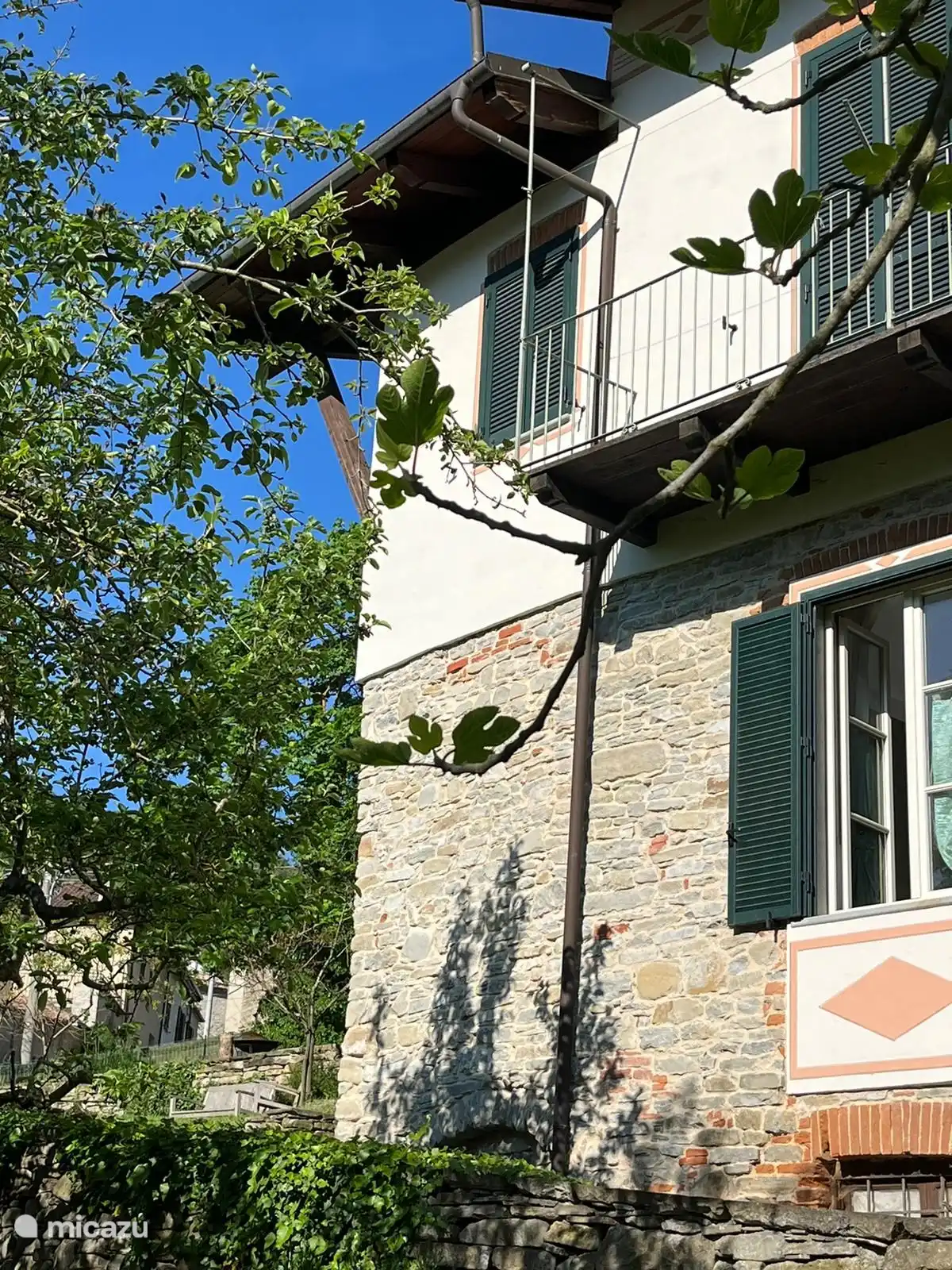 Der authentische Stil des Piemont. Teilweise verputzt, teilweise Originalwand. Kombiniert mit funktionellen Rollläden ergibt sich ein sehr typisches Bild.