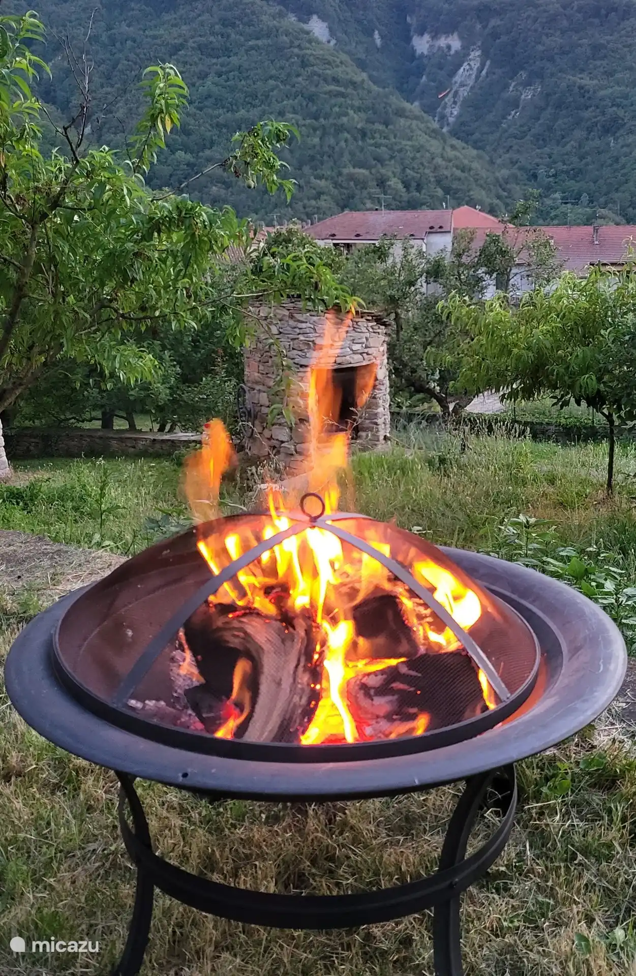 Der Blick auf den Garten (und den Brunnen) von der höchsten Terrasse. Sie haben einen Blick auf das Dorf und die Hügel auf der anderen Seite des Dorfes.