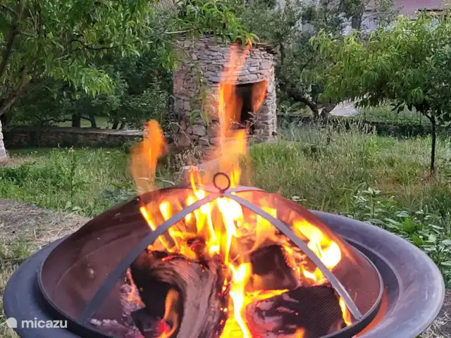 canónica en Italia, Piamonte, Monesiglio - apartamento La vista del jardín (y del pozo) desde la terraza más alta. Tiene una vista del pueblo y de las colinas al otro lado del pueblo.