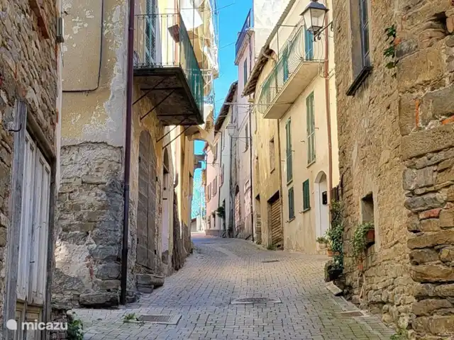 canónica en Italia, Piamonte, Monesiglio - apartamento Una de las muchas calles auténticas del pueblo.