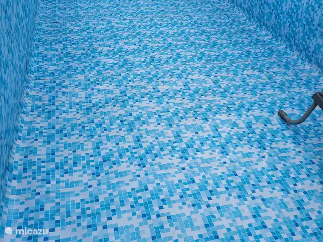 canónica en Italia, Piamonte, Monesiglio - apartamento Una piscina para los días de mucho calor.