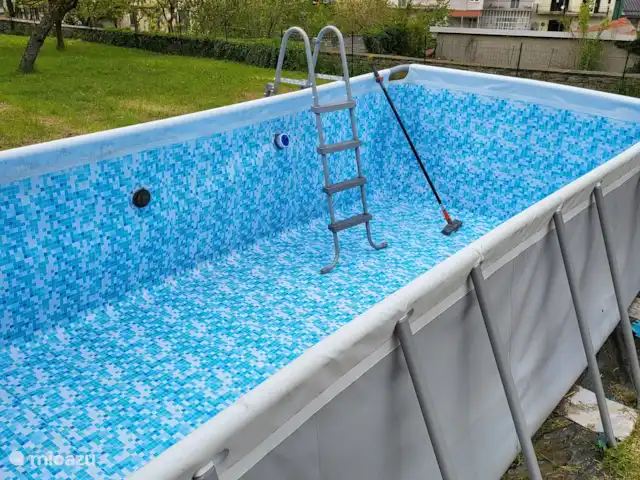 canónica en Italia, Piamonte, Monesiglio - apartamento Una piscina para los días de mucho calor.