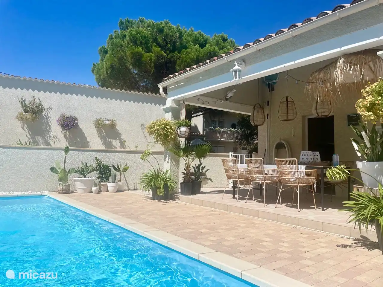 Schwimmbad mit Außenterrasse; Hinter der Wand ist die Turnhalle
