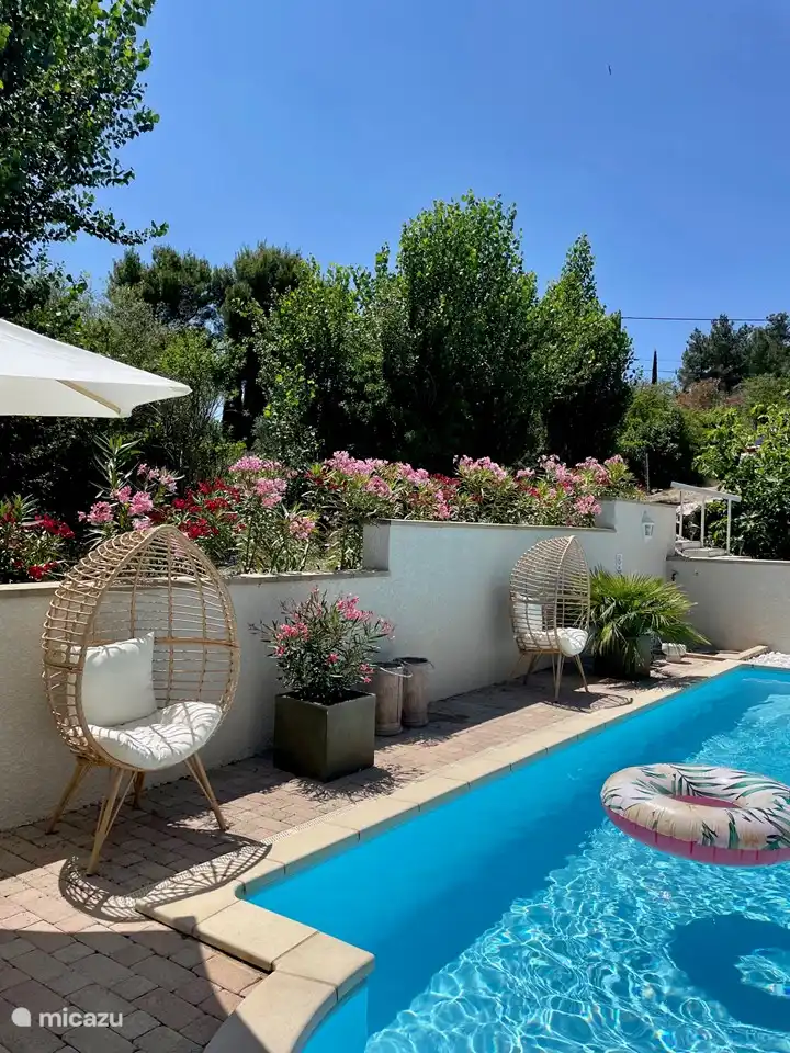 Schwimmbad von den Sonnenliegen aus gesehen