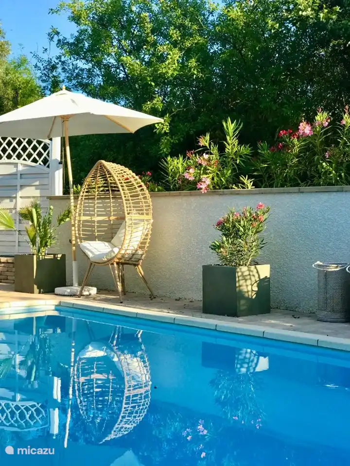 In der Ecke gibt es eine Außendusche