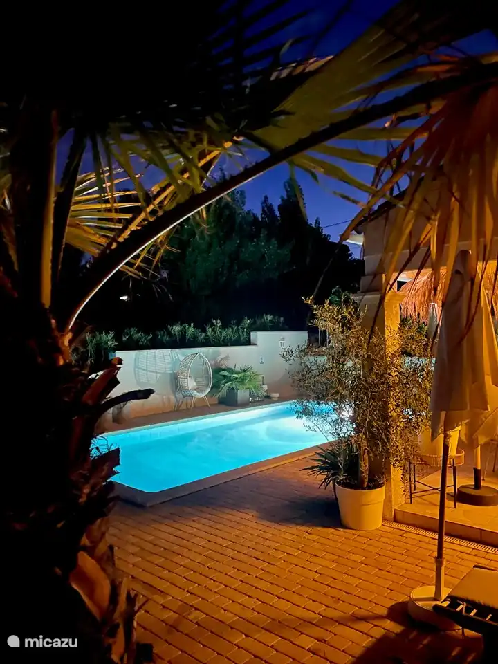 Beleuchtetes Schwimmbad