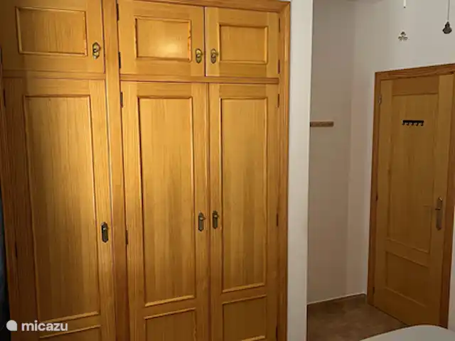 Location de Vacances Espagne, Costa de Valencia, Barx, villa - Casa Luna Chambre au rez-de-chaussée à l'arrière de la maison.
Avec placards et ventilateur de plafond.