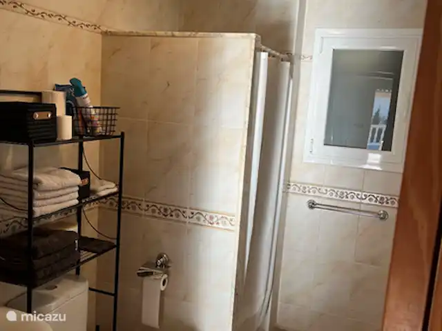 Location de Vacances Espagne, Costa de Valencia, Barx, villa - Casa Luna Salle de bain au rez-de-chaussée, avec douche, WC et lavabo.