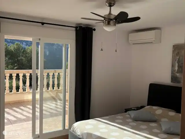 Location de Vacances Espagne, Costa de Valencia, Barx, villa - Casa Luna Chambre avec salle de bain au 1er étage avec climatisation, ventilateur de plafond, placards et balcon.