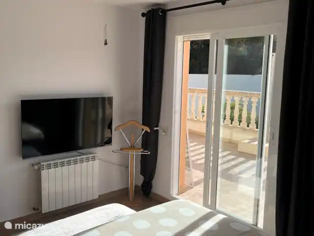 Location de Vacances Espagne, Costa de Valencia, Barx, villa - Casa Luna Chambre avec salle de bain au 1er étage.
Avec climatisation, ventilateur de plafond, placards et balcon.