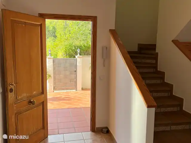 Location de Vacances Espagne, Costa de Valencia, Barx, villa - Casa Luna Entrée de la maison avec hall et escalier menant au 1er étage.