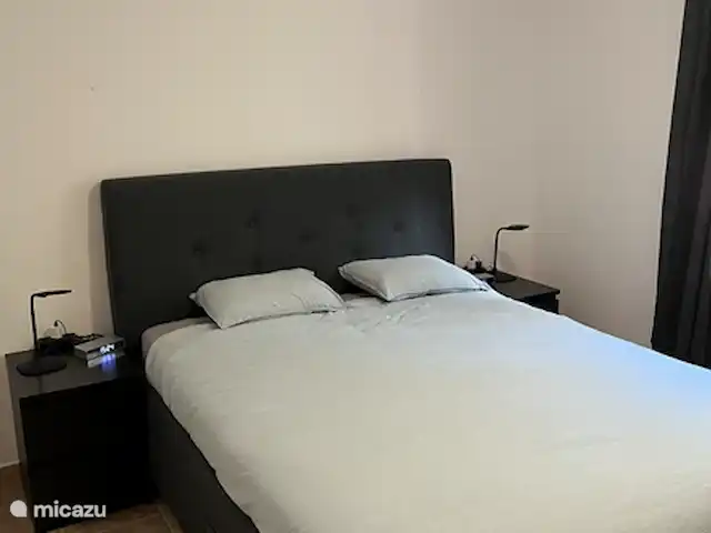 Location de Vacances Espagne, Costa de Valencia, Barx, villa - Casa Luna Chambre 2 à l'arrière de la maison au 1er étage avec placard intégré et ventilateur de plafond et TV.