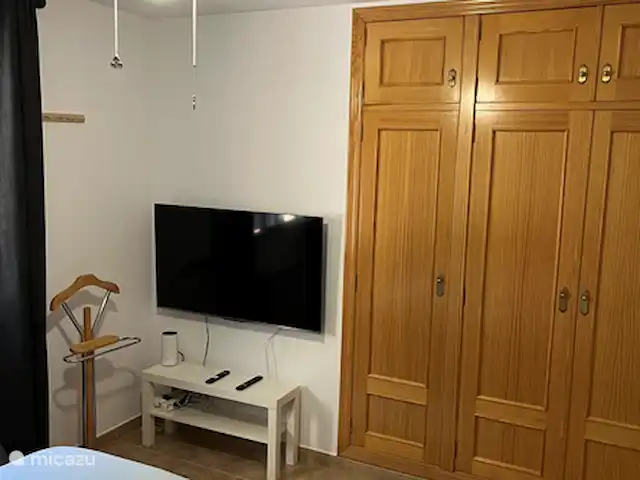 Location de Vacances Espagne, Costa de Valencia, Barx, villa - Casa Luna Chambre 2 à l'arrière de la maison au 1er étage avec placard intégré et ventilateur de plafond et TV.